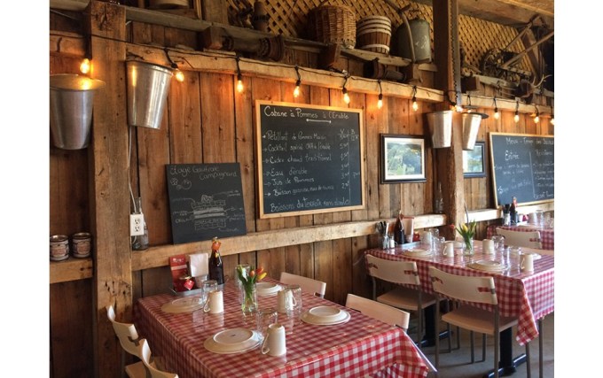 lunch at the authentic and first Apple Shack in Quebec, Labonté de la pomme