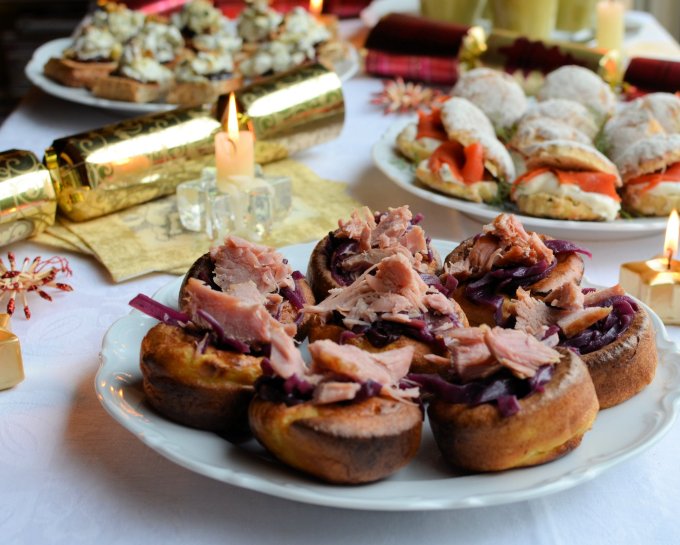 Mini Yorkshire Puddings with Spiced Red Cabbage and Ham