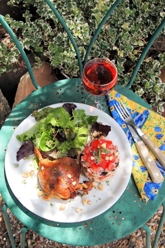 Cassoulet salade d'été avec confit d'canard (Summer Cassoulet Salad with Preserved Duck)