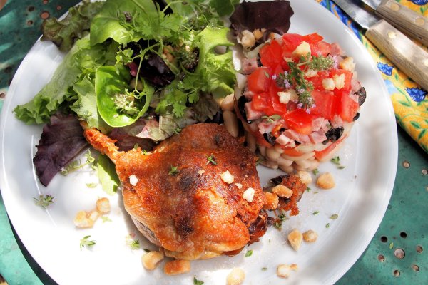 Cassoulet salade d'été avec confit d'canard (Summer Cassoulet Salad with Preserved Duck).