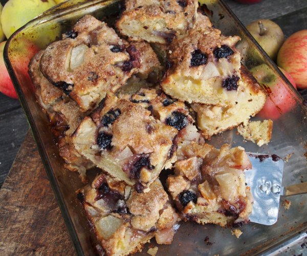 Taste the Season with British Apples and Pears: Apple, Bramble & Pear Tray Bake Recipe