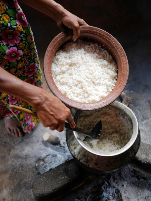 Clay Pot Cooked Rice for Rice and Curry