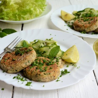 A Tasty Store-Cupboard Standby: Low-Calorie Salmon & Herb Fish-Cakes Recipe (285 Calories)