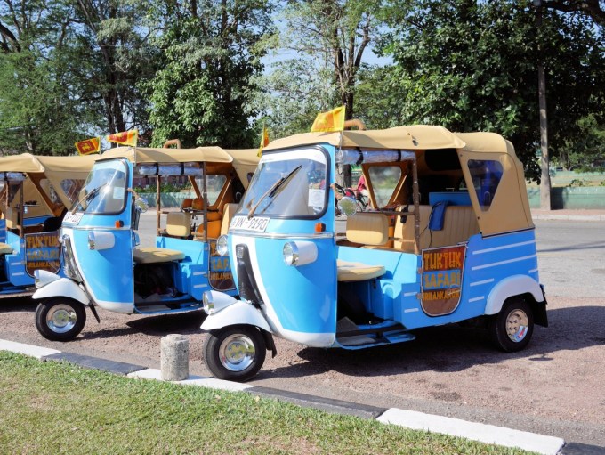 Sleepless in Colombo! Tuk Tuks and Temples with Tea! 